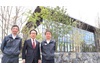新社屋にＺＥＢを導入した（左から）建築工事部の江藤秀徳次長、井元克幸常務取締役、人事総務部の溝部正雄次長