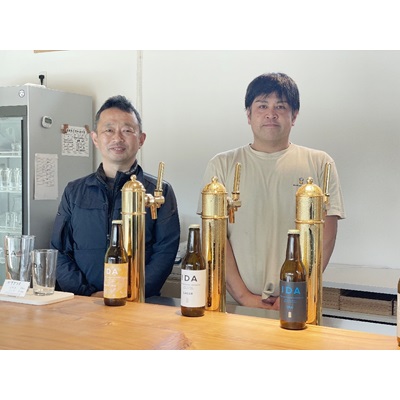 藤居淳一郎社長（左）と、ブルワーの神志那安男さん（４３）。飲食スペースでは、３種のクラフトビールを提供する